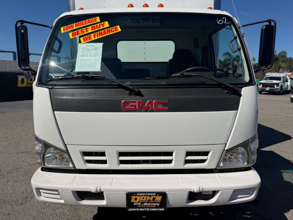 GMC W4500 14ft Box Truck w/ Liftgate Vehicle Full-screen Gallery Image 11