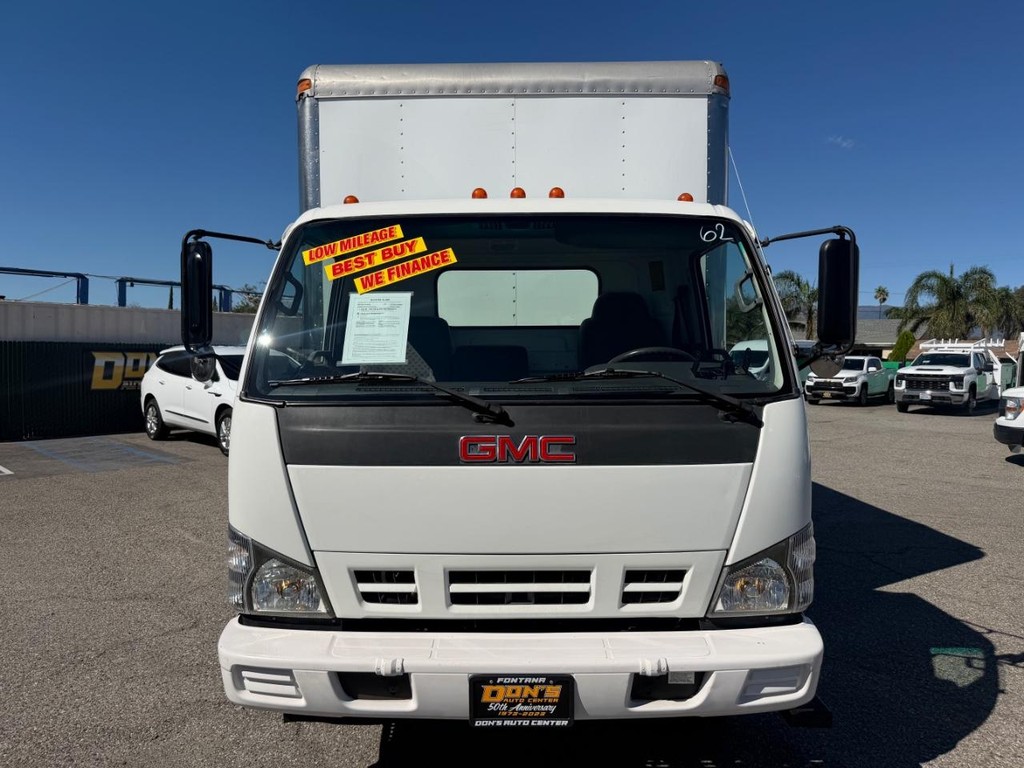 GMC W4500 14ft Box Truck w/ Liftgate Vehicle Full-screen Gallery Image 12