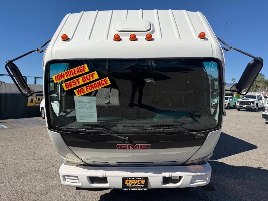 GMC W4500 14ft Box Truck w/ Liftgate Vehicle Full-screen Gallery Image 17