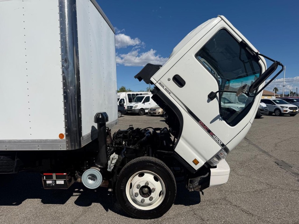GMC W4500 14ft Box Truck w/ Liftgate Vehicle Full-screen Gallery Image 18