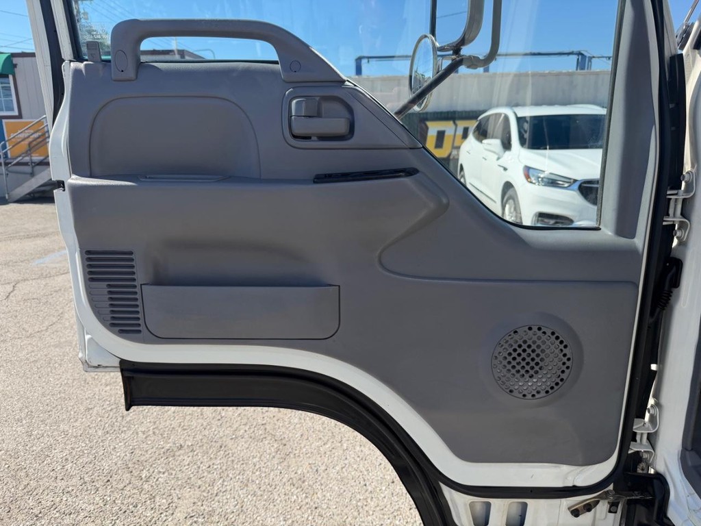 GMC W4500 14ft Box Truck w/ Liftgate Vehicle Full-screen Gallery Image 19