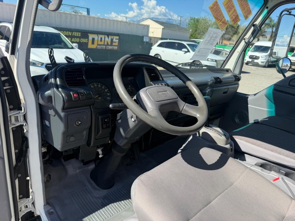 GMC W4500 14ft Box Truck w/ Liftgate Vehicle Full-screen Gallery Image 20