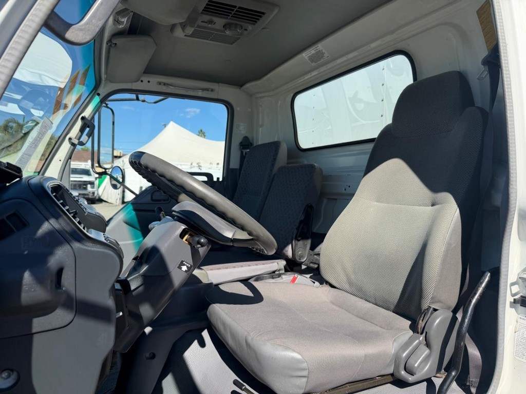 GMC W4500 14ft Box Truck w/ Liftgate Vehicle Full-screen Gallery Image 22