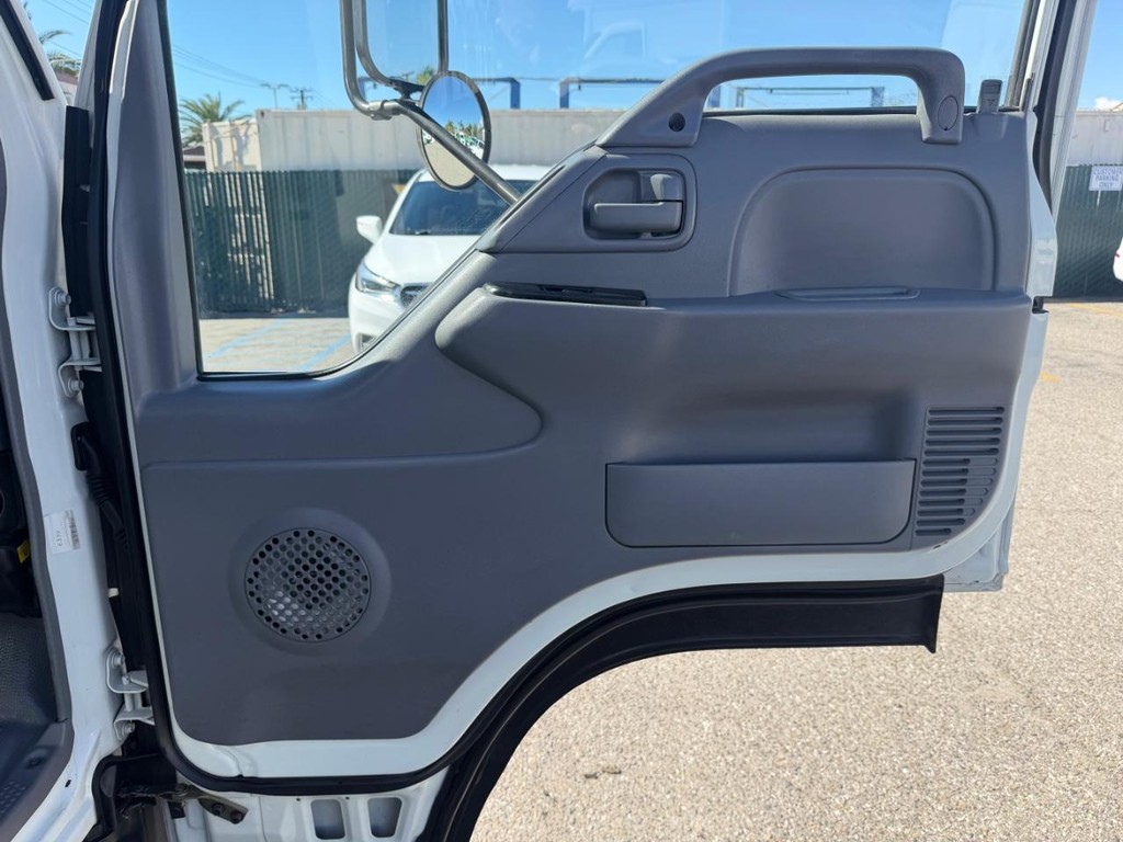 GMC W4500 14ft Box Truck w/ Liftgate Vehicle Full-screen Gallery Image 23