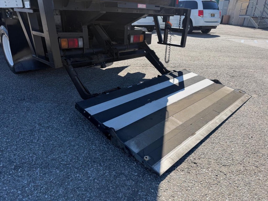 GMC W4500 14ft Box Truck w/ Liftgate Vehicle Full-screen Gallery Image 27