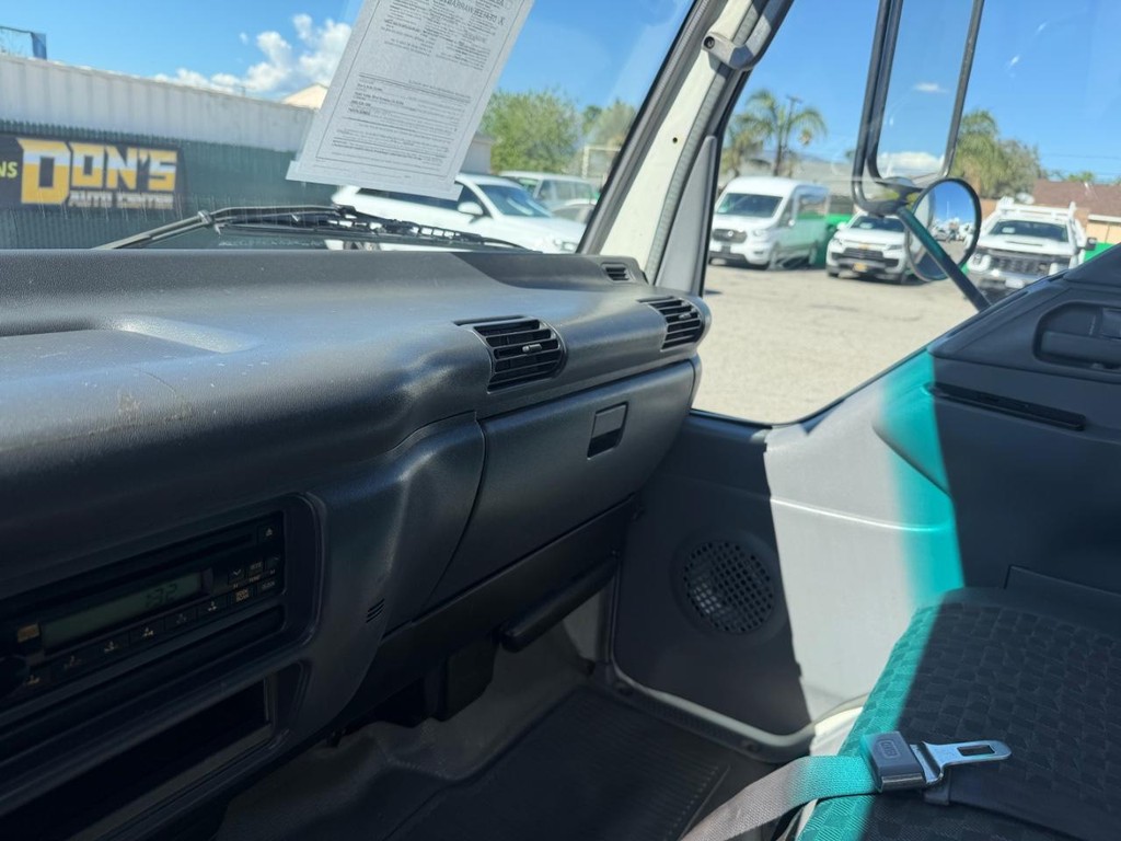 GMC W4500 14ft Box Truck w/ Liftgate Vehicle Full-screen Gallery Image 29