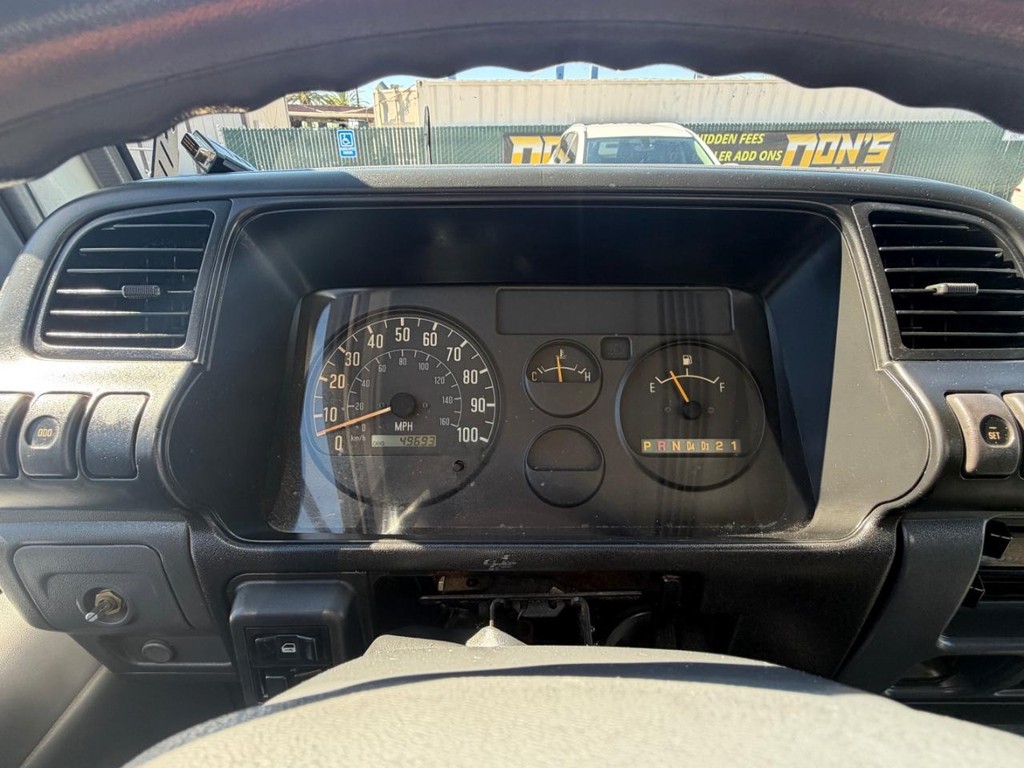 GMC W4500 14ft Box Truck w/ Liftgate Vehicle Full-screen Gallery Image 30