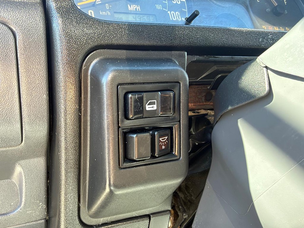 GMC W4500 14ft Box Truck w/ Liftgate Vehicle Full-screen Gallery Image 33
