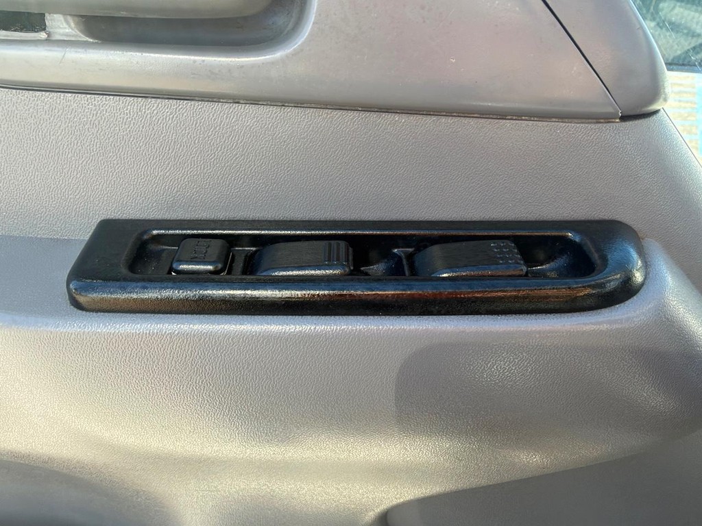 GMC W4500 14ft Box Truck w/ Liftgate Vehicle Full-screen Gallery Image 36