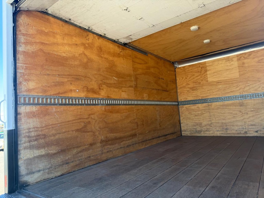 GMC W4500 14ft Box Truck w/ Liftgate Vehicle Full-screen Gallery Image 39