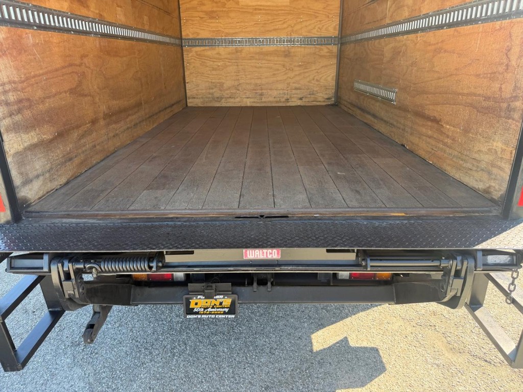 GMC W4500 14ft Box Truck w/ Liftgate Vehicle Full-screen Gallery Image 41