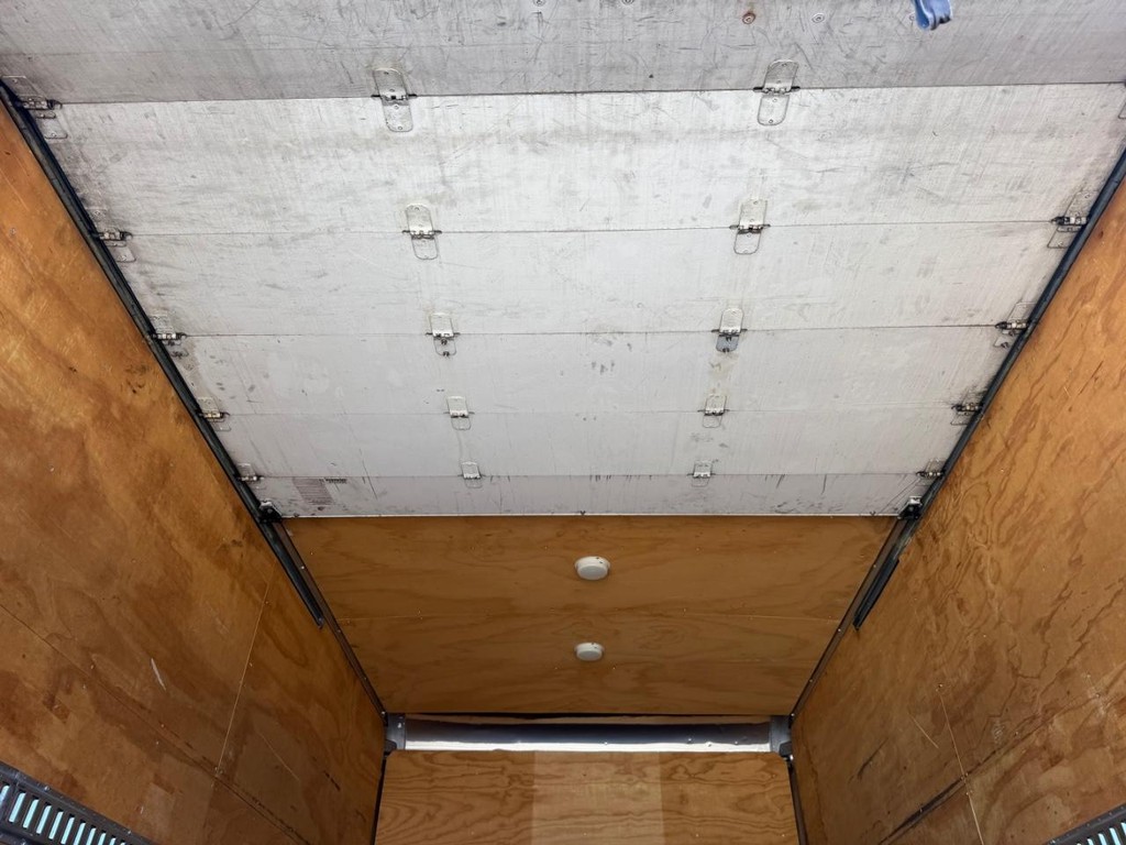 GMC W4500 14ft Box Truck w/ Liftgate Vehicle Full-screen Gallery Image 42