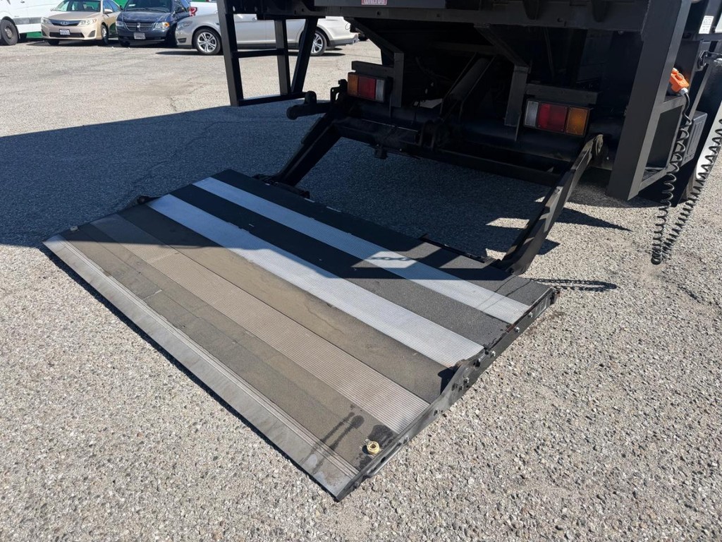GMC W4500 14ft Box Truck w/ Liftgate Vehicle Full-screen Gallery Image 43
