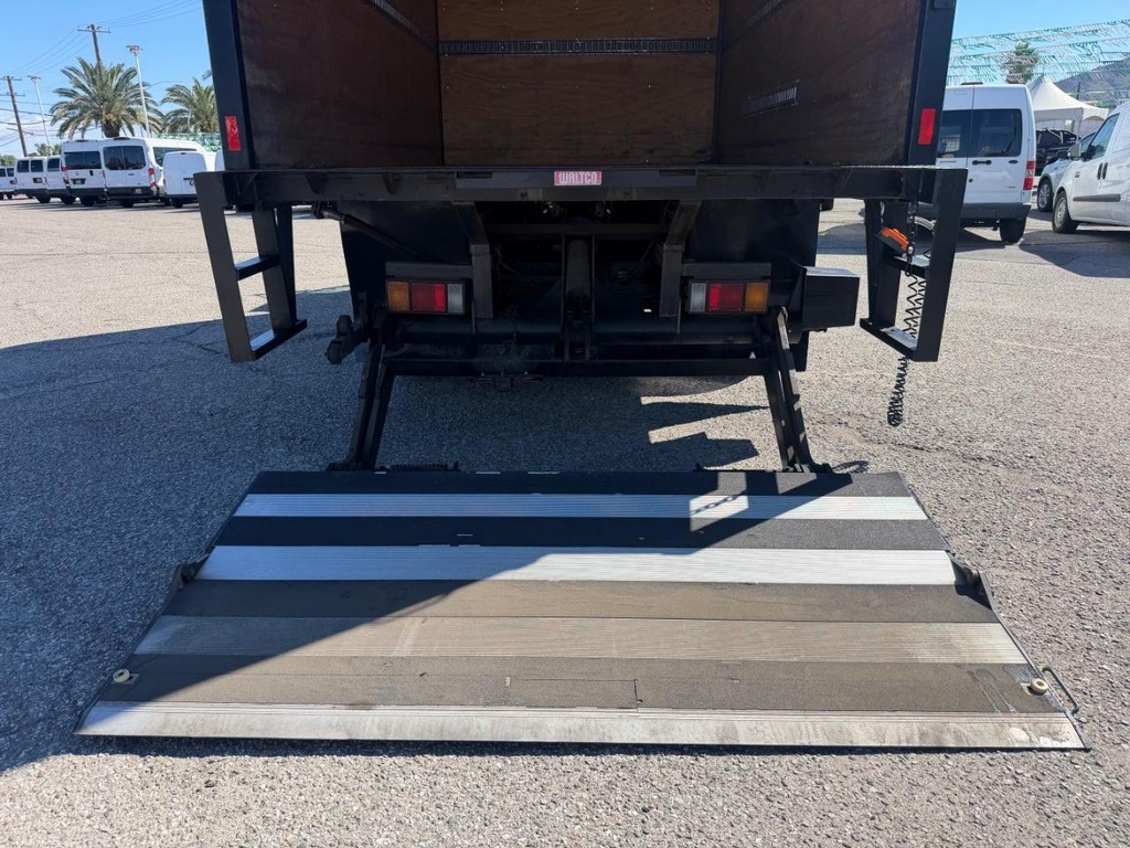 GMC W4500 14ft Box Truck w/ Liftgate Vehicle Full-screen Gallery Image 44