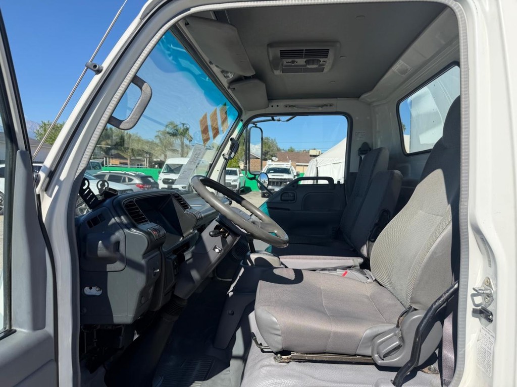 GMC W4500 14ft Box Truck w/ Liftgate Vehicle Full-screen Gallery Image 45