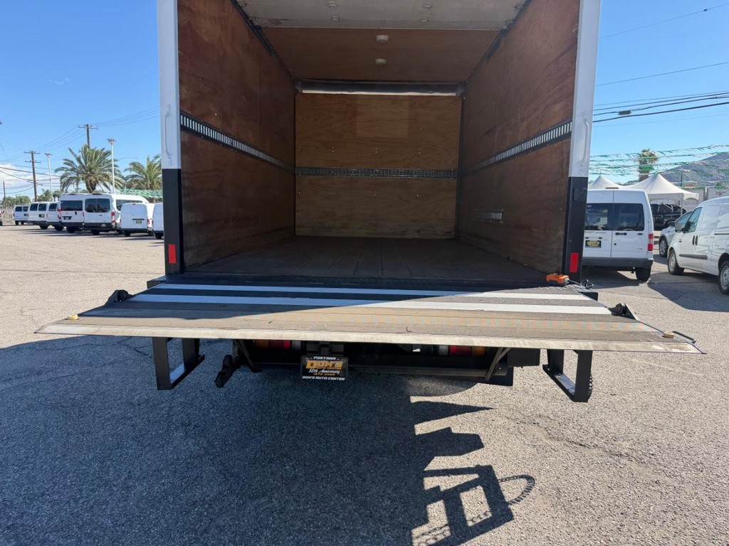 GMC W4500 14ft Box Truck w/ Liftgate Vehicle Full-screen Gallery Image 47