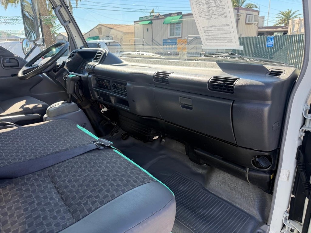 GMC W4500 14ft Box Truck w/ Liftgate Vehicle Full-screen Gallery Image 48