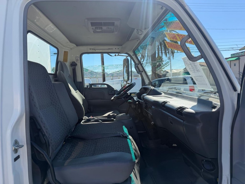 GMC W4500 14ft Box Truck w/ Liftgate Vehicle Full-screen Gallery Image 49