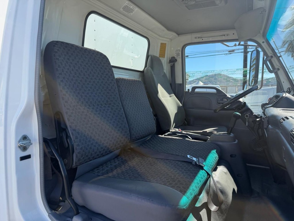 GMC W4500 14ft Box Truck w/ Liftgate Vehicle Full-screen Gallery Image 50