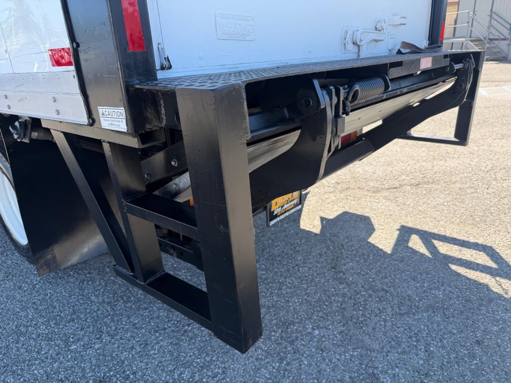 GMC W4500 14ft Box Truck w/ Liftgate Vehicle Full-screen Gallery Image 52
