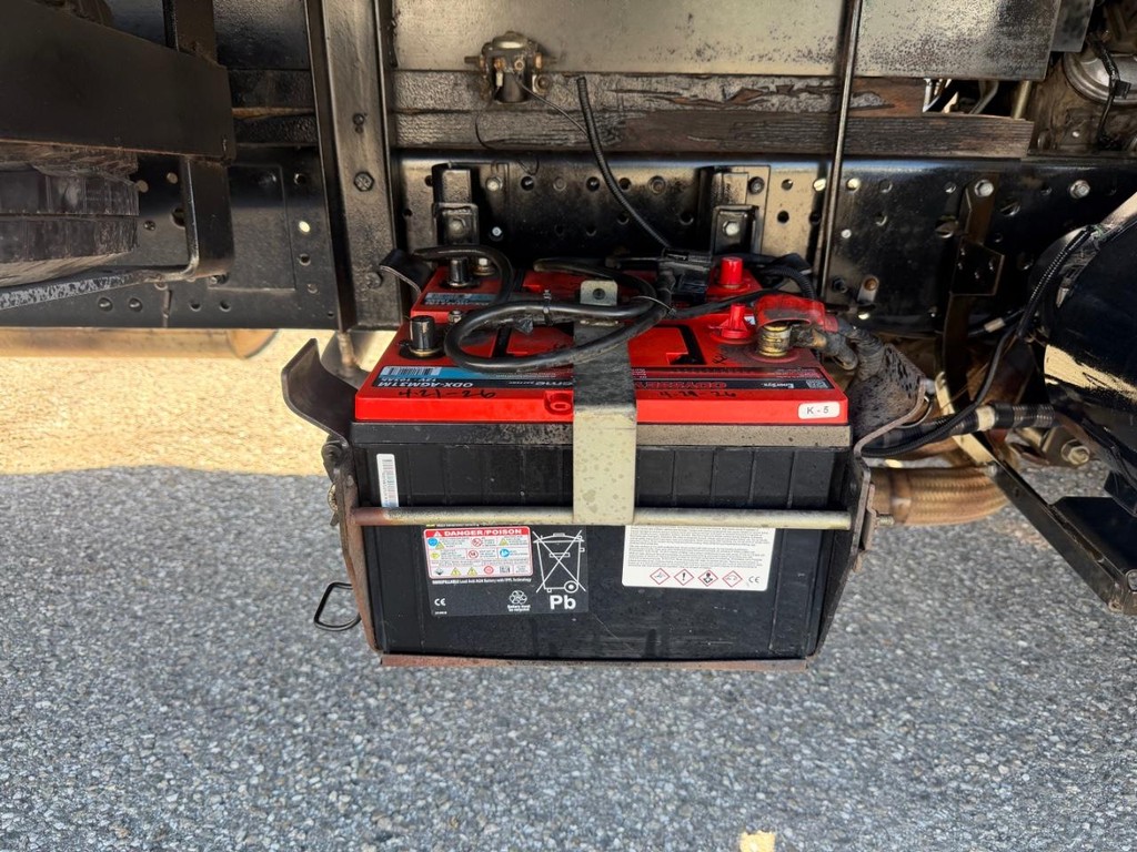 GMC W4500 14ft Box Truck w/ Liftgate Vehicle Full-screen Gallery Image 53