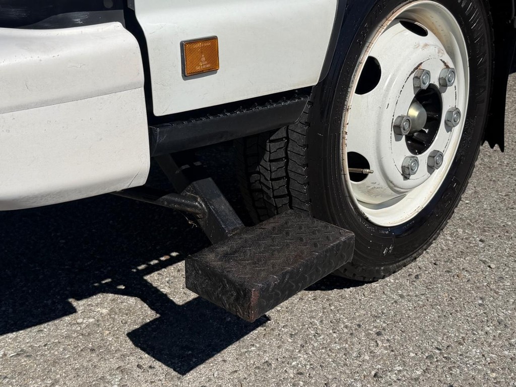 GMC W4500 14ft Box Truck w/ Liftgate Vehicle Full-screen Gallery Image 55
