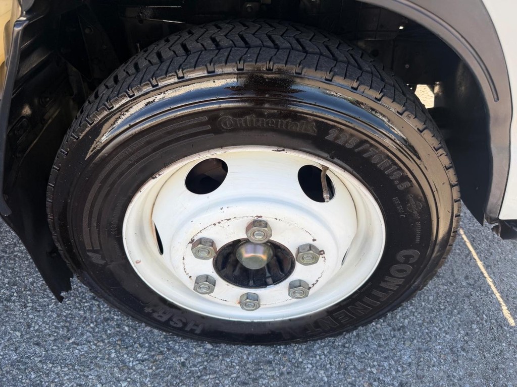GMC W4500 14ft Box Truck w/ Liftgate Vehicle Full-screen Gallery Image 57