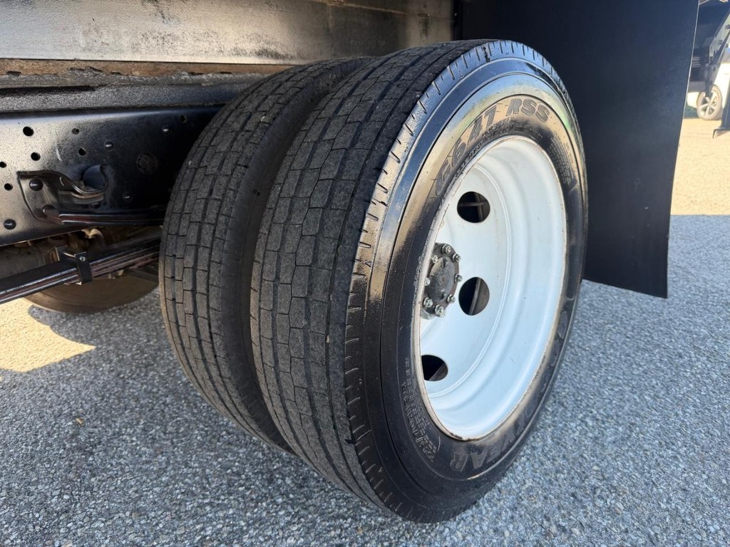 GMC W4500 14ft Box Truck w/ Liftgate Vehicle Full-screen Gallery Image 59