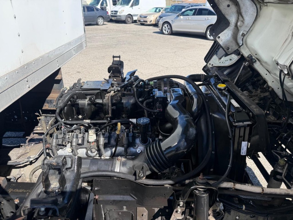 GMC W4500 14ft Box Truck w/ Liftgate Vehicle Full-screen Gallery Image 61