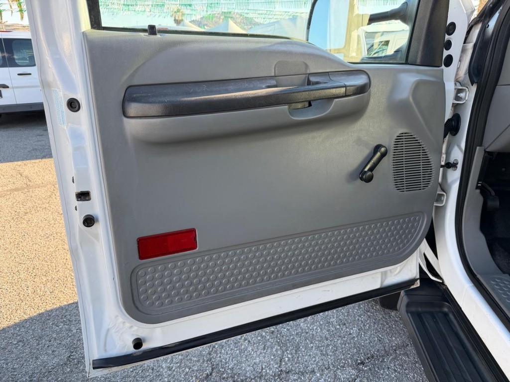 Ford F-550 Vehicle Full-screen Gallery Image 20
