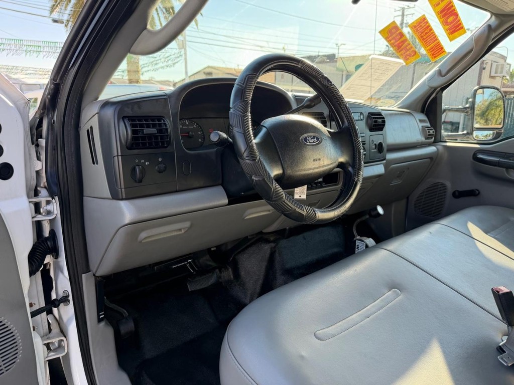 Ford F-550 Vehicle Full-screen Gallery Image 21