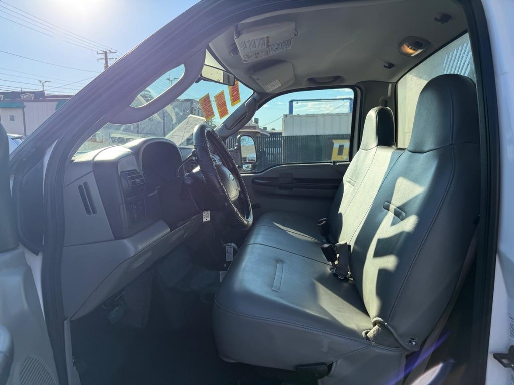 Ford F-550 Vehicle Full-screen Gallery Image 22
