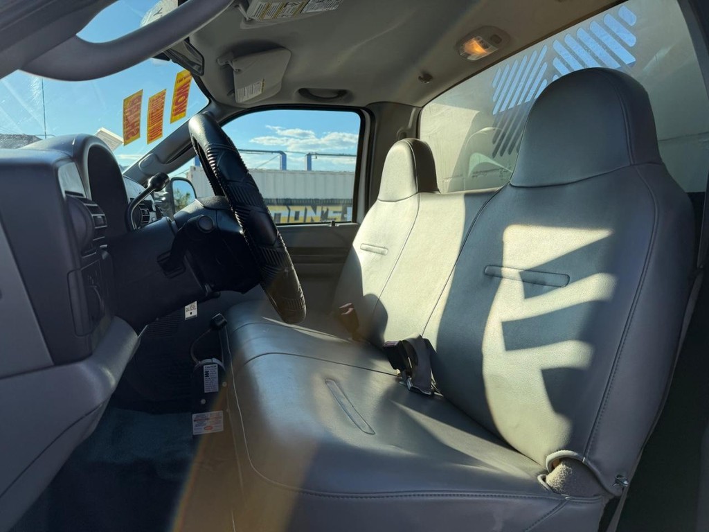 Ford F-550 Vehicle Full-screen Gallery Image 23