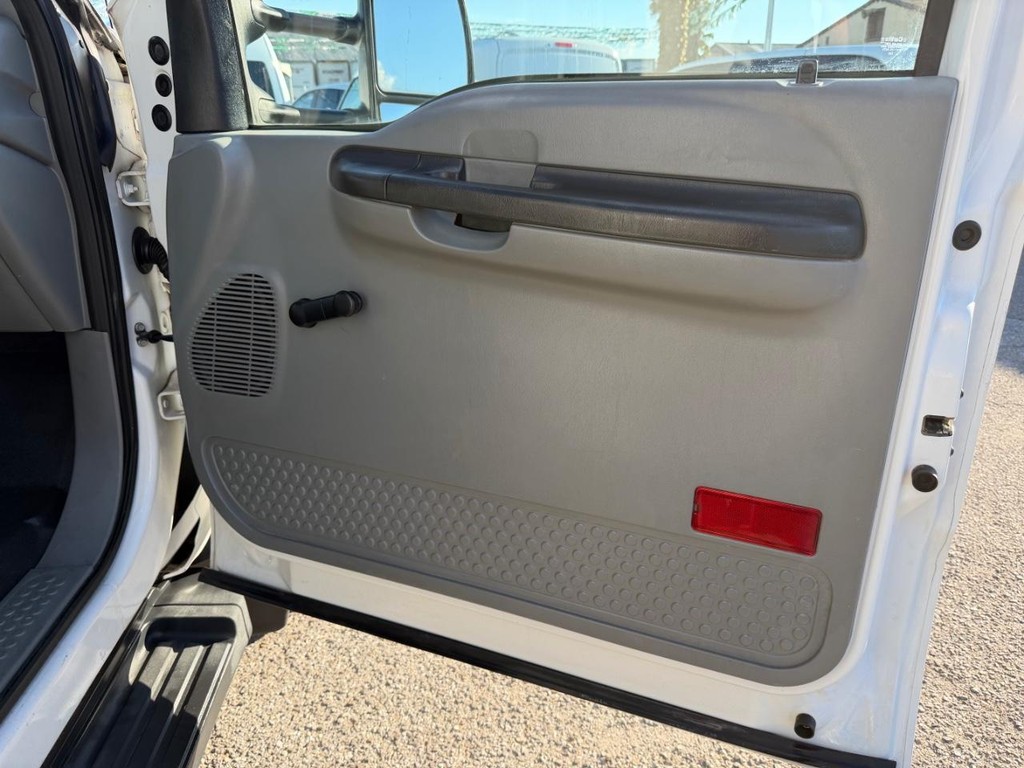 Ford F-550 Vehicle Full-screen Gallery Image 24