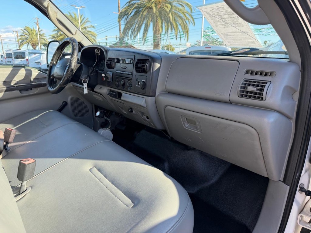 Ford F-550 Vehicle Full-screen Gallery Image 25