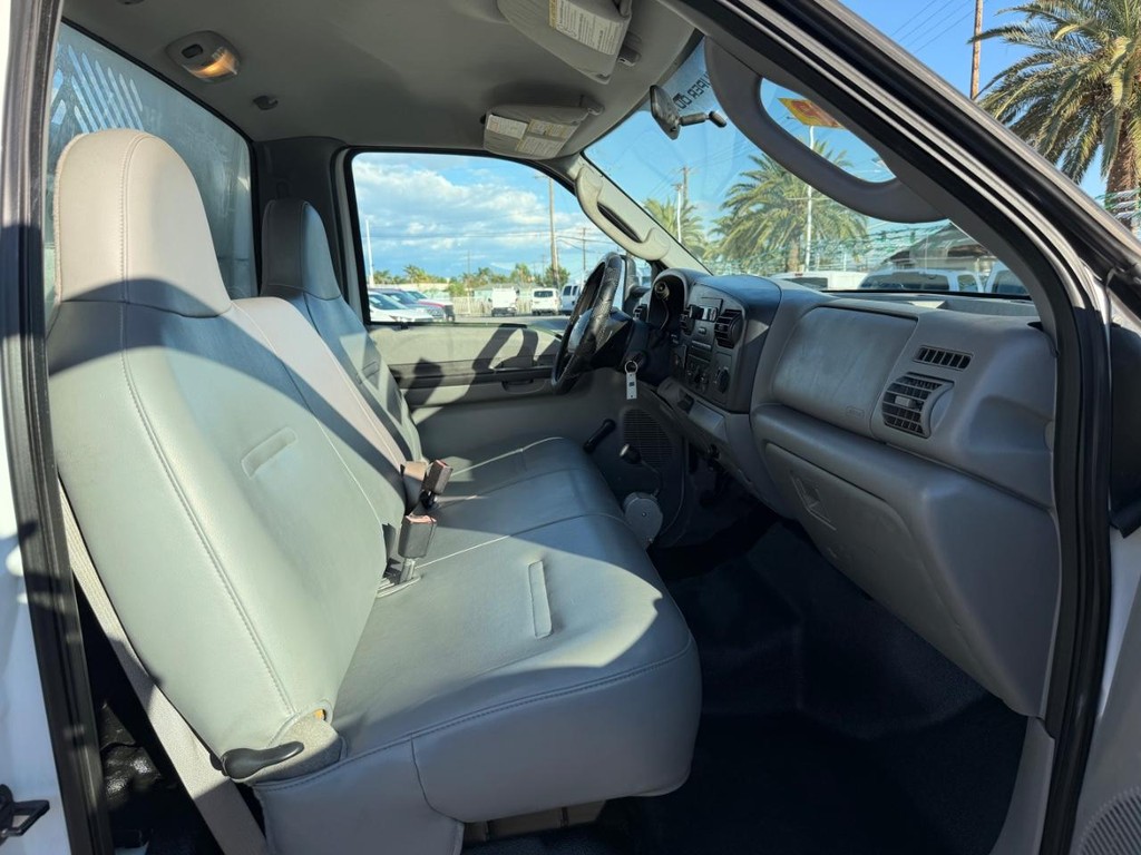 Ford F-550 Vehicle Full-screen Gallery Image 26
