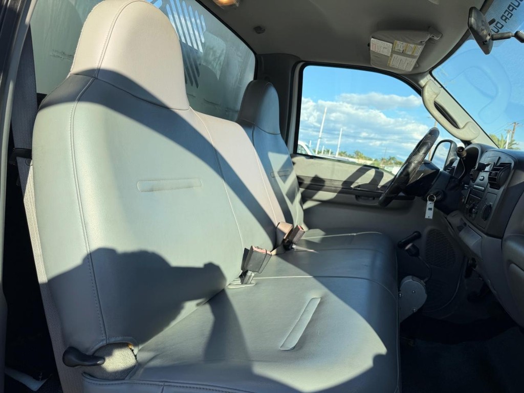 Ford F-550 Vehicle Full-screen Gallery Image 27