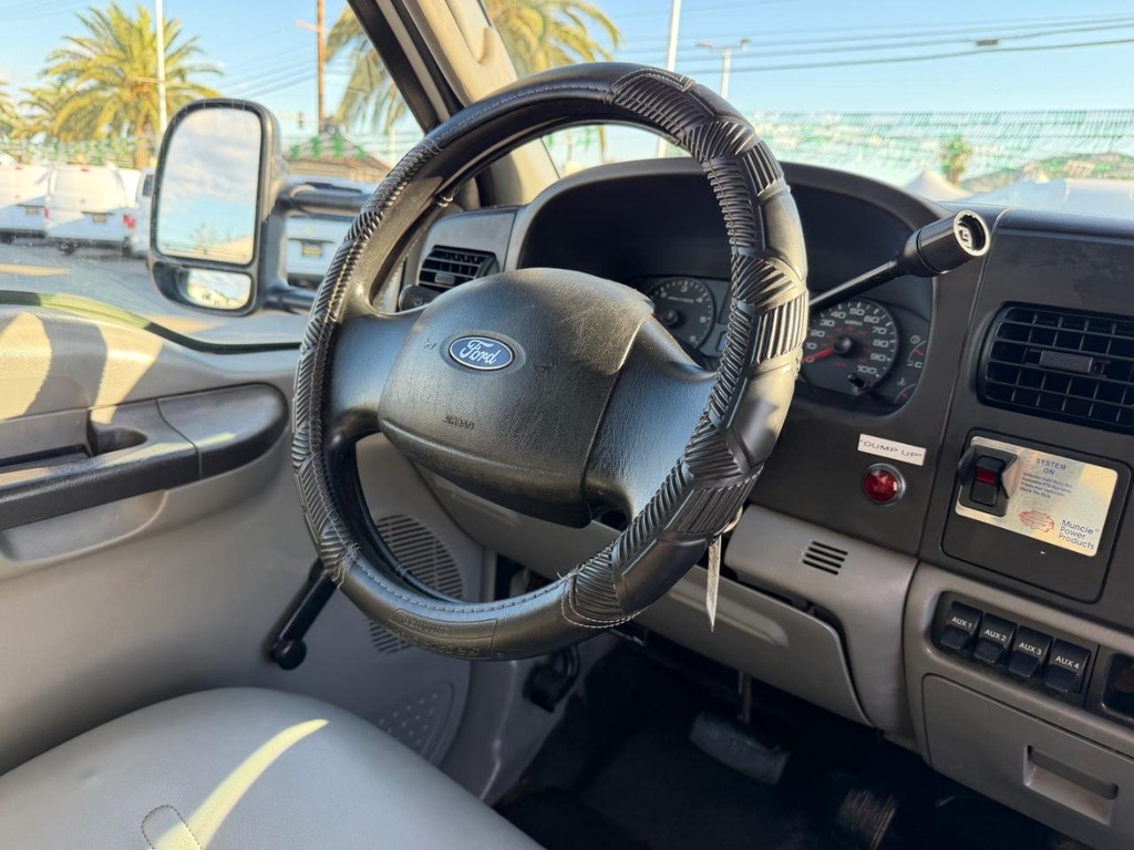 Ford F-550 Vehicle Full-screen Gallery Image 28
