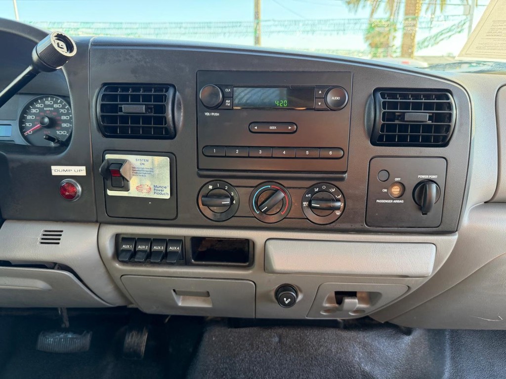 Ford F-550 Vehicle Full-screen Gallery Image 29