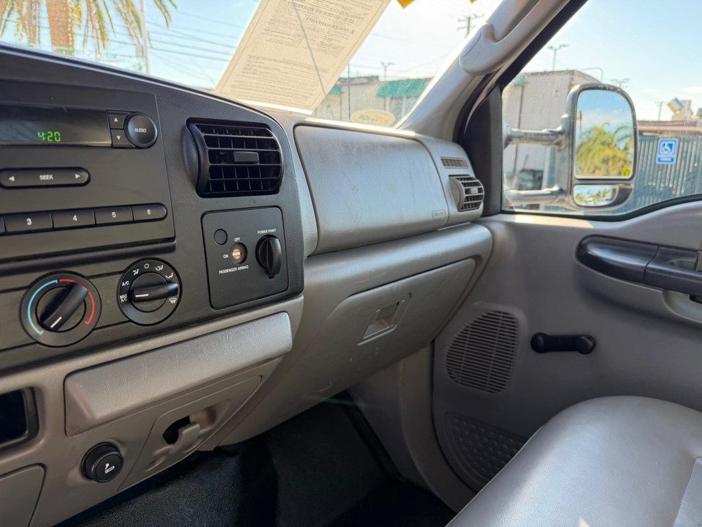 Ford F-550 Vehicle Full-screen Gallery Image 30