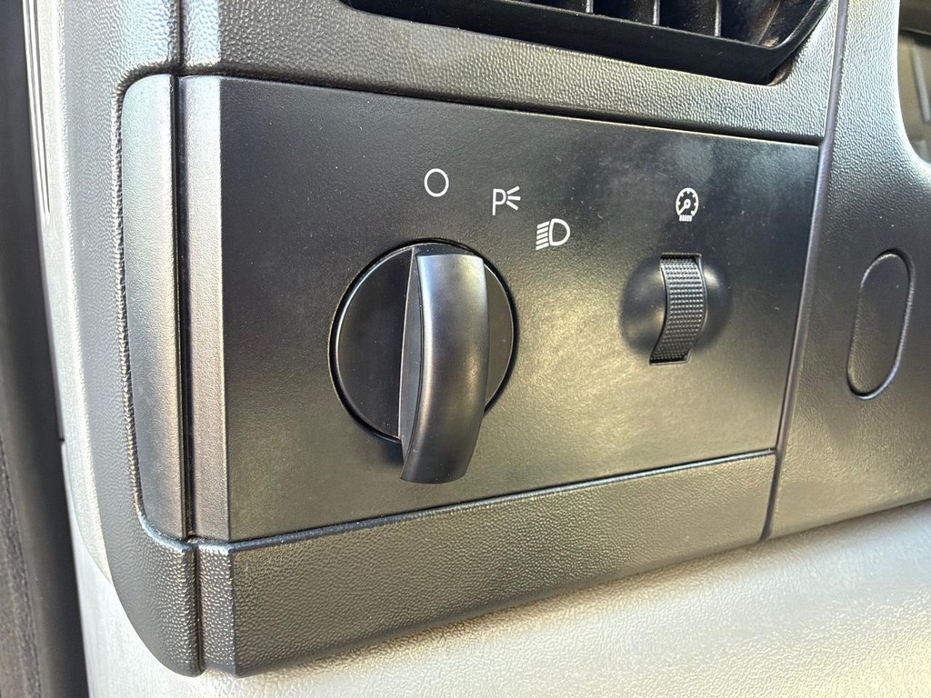 Ford F-550 Vehicle Full-screen Gallery Image 32