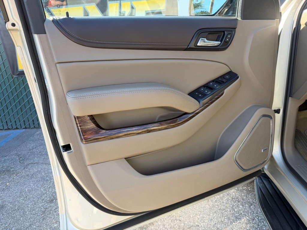 GMC Yukon XL Vehicle Full-screen Gallery Image 15