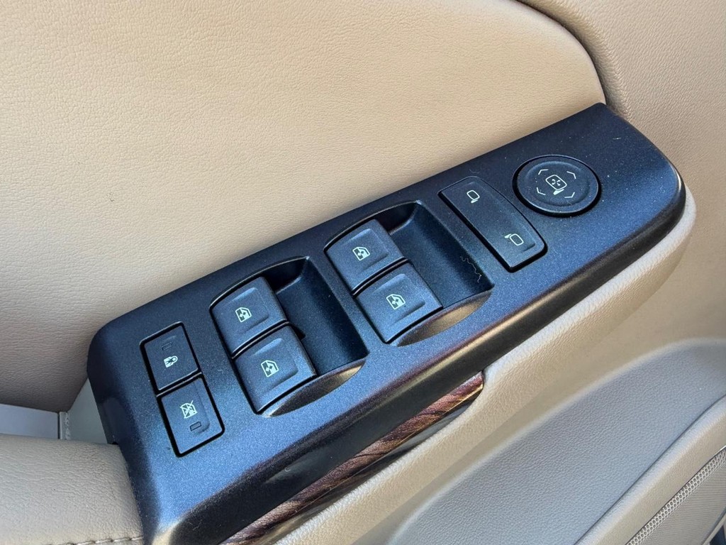 GMC Yukon XL Vehicle Full-screen Gallery Image 31