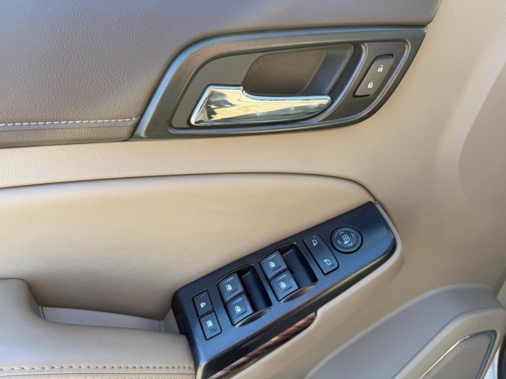 GMC Yukon XL Vehicle Full-screen Gallery Image 32