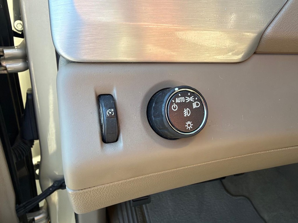 GMC Yukon XL Vehicle Full-screen Gallery Image 34