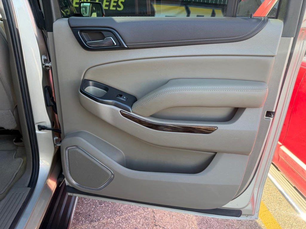 GMC Yukon XL Vehicle Full-screen Gallery Image 39