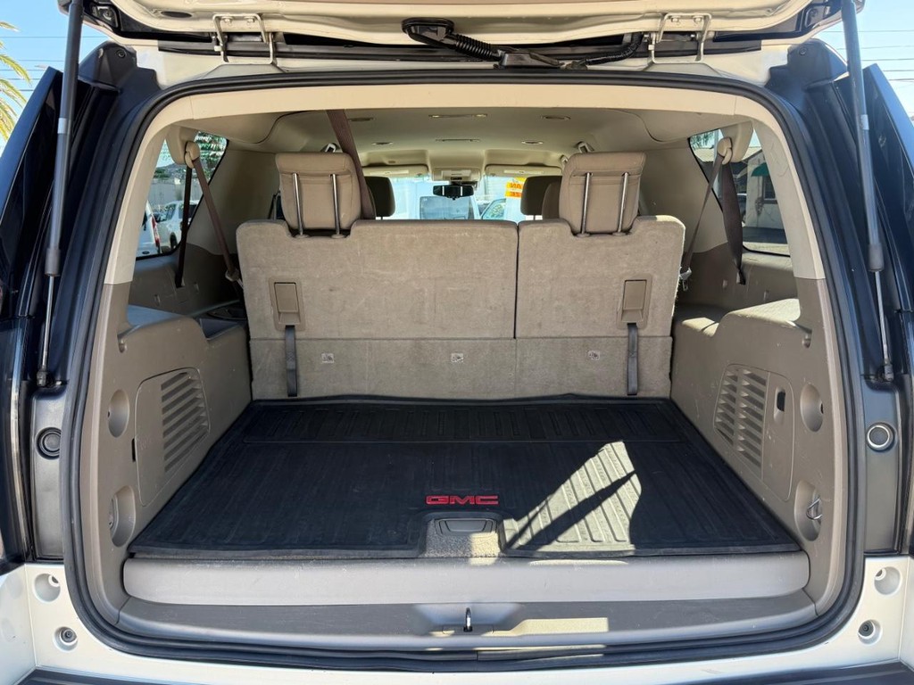 GMC Yukon XL Vehicle Full-screen Gallery Image 46