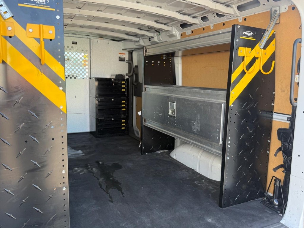 Nissan NV1500 SV Cargo Van Vehicle Full-screen Gallery Image 18