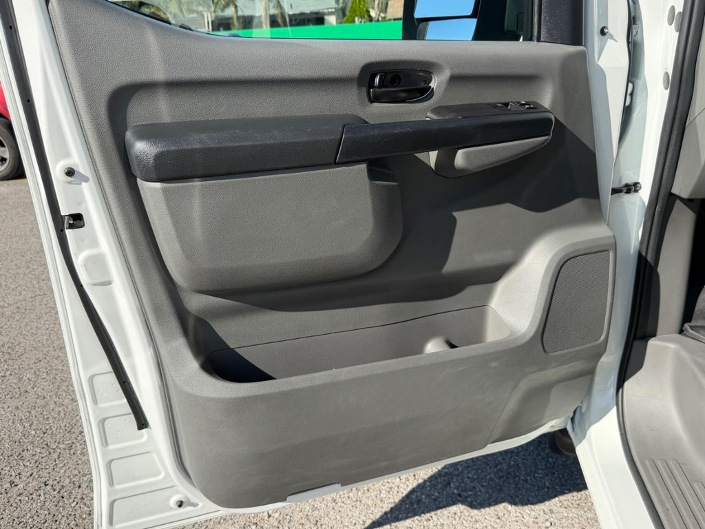 Nissan NV1500 SV Cargo Van Vehicle Full-screen Gallery Image 23