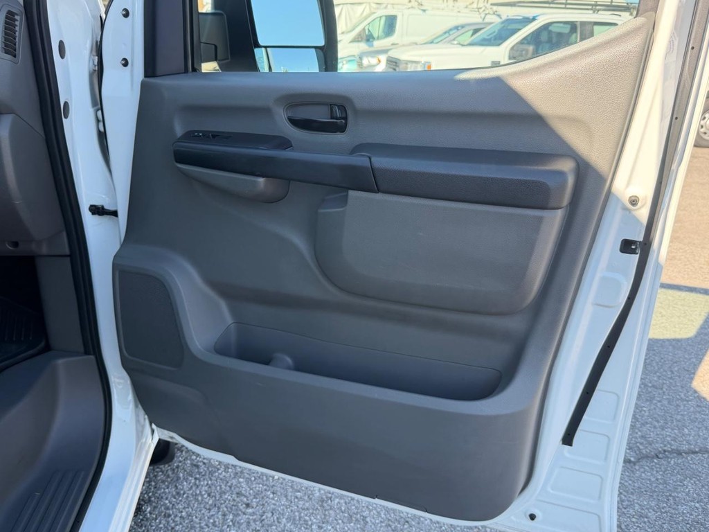Nissan NV1500 SV Cargo Van Vehicle Full-screen Gallery Image 27